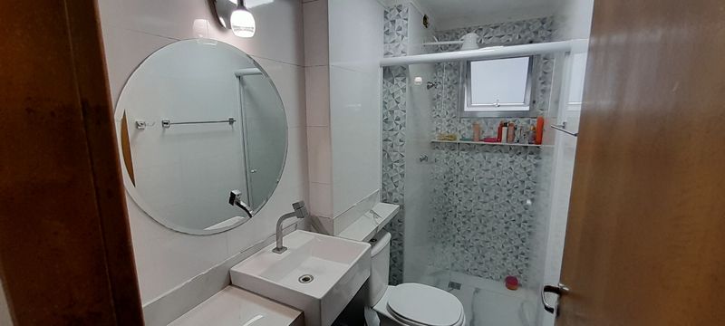 banheiro com armário planejado e box blindex