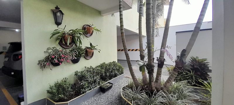 hall de entrada com acesso a garagem coberta e paralela