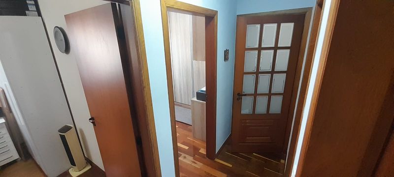 hall de acesso aos dormitórios com porta de vidro em alto requinte