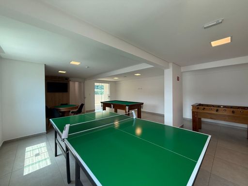 amplo salão de jogos arejado