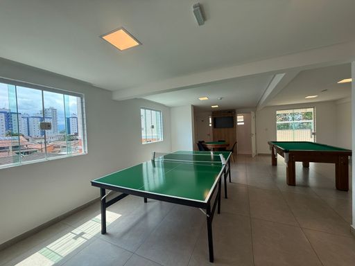 amplo salão de jogos arejado