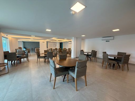 amplo salão de festas com ar condicionado