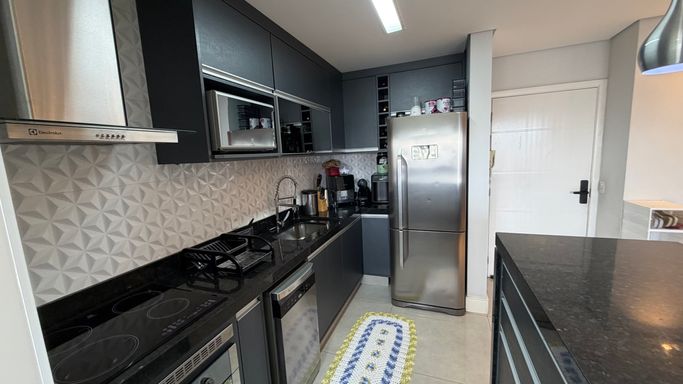 Cozinha e lavanderia espaçosa, com excelente aproveitamento dos ambientes