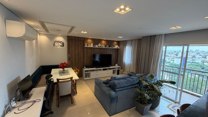 Sala ampla,dois ambientes com acesso à varanda gourmet