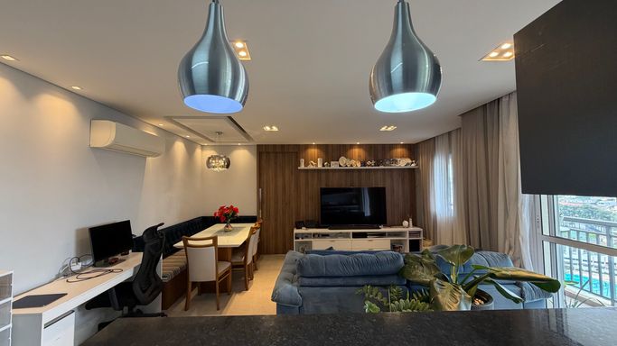 Amplo espaço integrado para 2 ambientes, proporcionando conforto e versatilidade