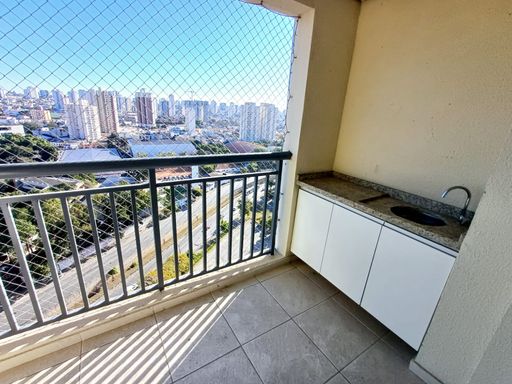 ampla varanda gourmet com  com  tela de proteção e vista panorâmica ao Clube Atlético Aramaçan