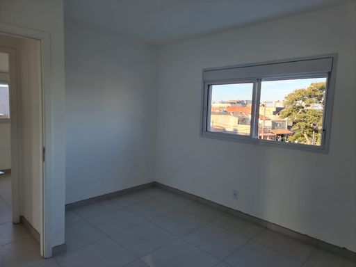 dormitório 2 bem arejado com ampla janela formato persiana