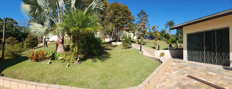 Jardim amplo e bem cuidado