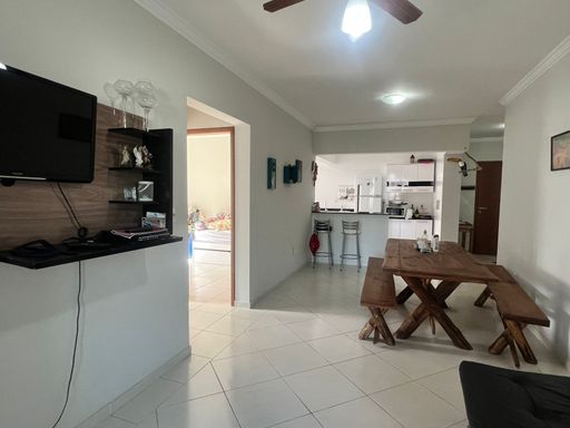 sala ampla 2 ambientes, semi integrada a cozinha com acesso a entrada principal