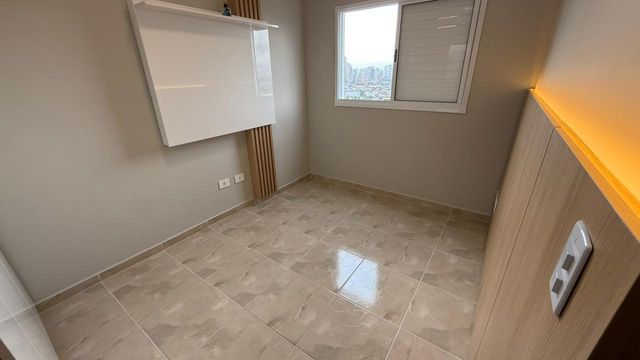 suíte com armários planejados e sistema de iluminação em LED