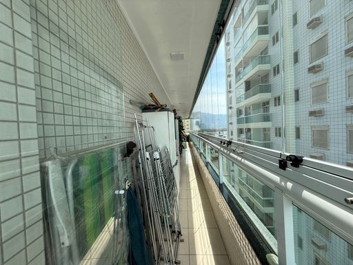 sacada envolvente por todo apartamento, envidraçada com vista mar privilegiada