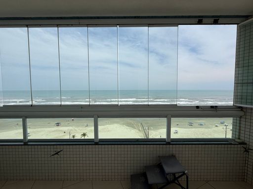 sacada envolvente por todo apartamento, envidraçada com vista mar privilegiada