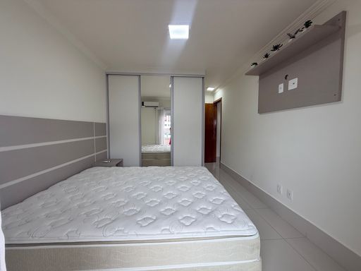 suíte com ar condicionado e armário planejado com acesso a varanda envidraçada