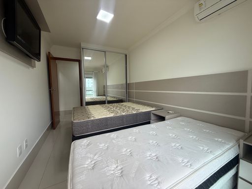 dormitório 2 com ar condicionado e acesso a varanda envidraçada