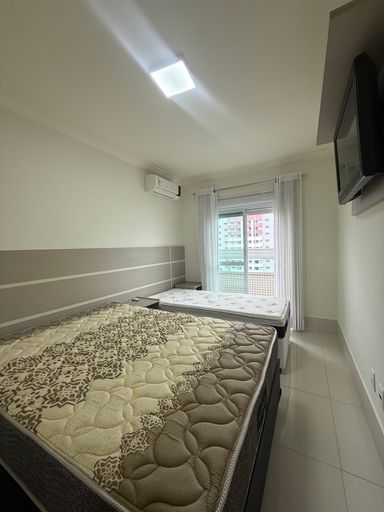 dormitório 2 com ar condicionado e acesso a varanda envidraçada