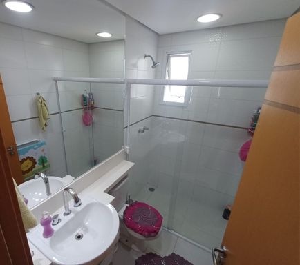 banheiro social arejado com box de vidro
