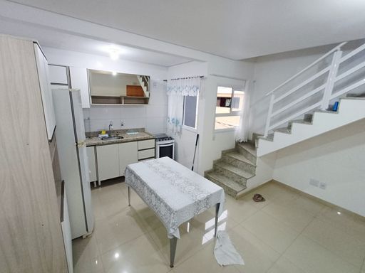 cozinha com armários modulares, bem arejada e iluminada