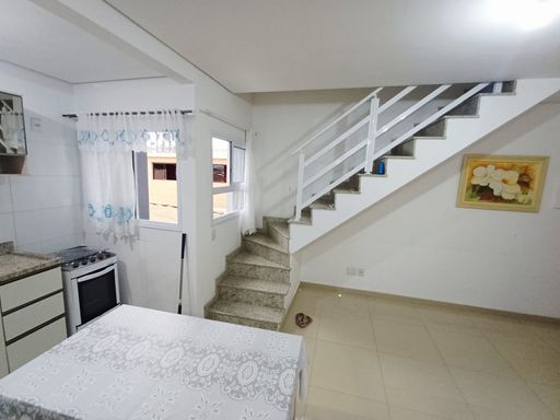 sala semi integrada a cozinha com acesso as escadas para cobertura