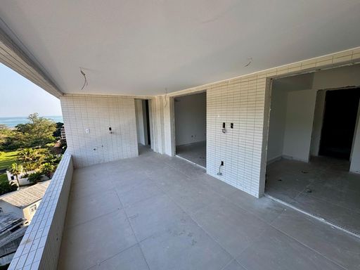 ampla varanda com vista privilegiada para o mar