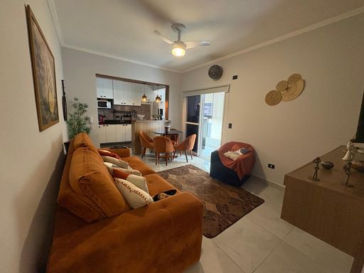 sala semi integrada com acesso a cozinha padrão americana