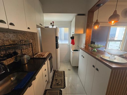 cozinha impecável com armários planejados semi integrada a área de serviço