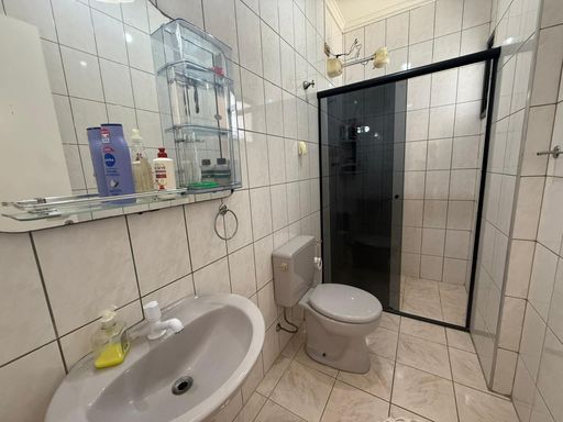 banheiro da suíte bem arejado com box de vidro