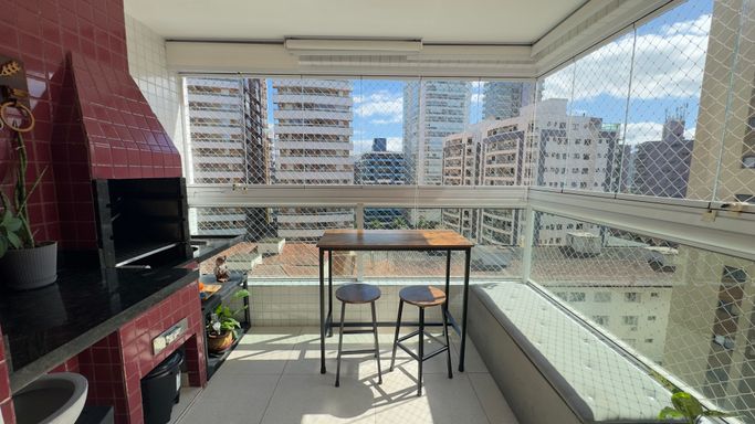 Varanda envidraçada com churrasqueira a carvão e vista livre