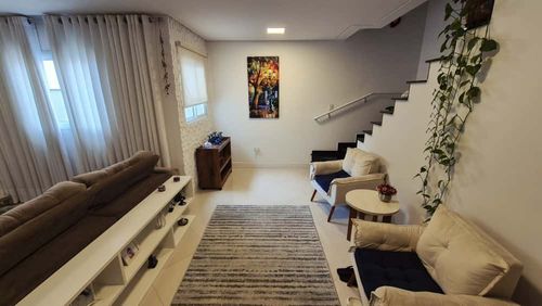 ampla sala 2 ambientes bem arejada com duas janelas, teto rebaixado, em total requinte.