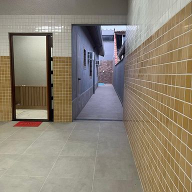 entrada principal na garagem com acesso a sala 2 ambientes e ao quintal em L com piscina.