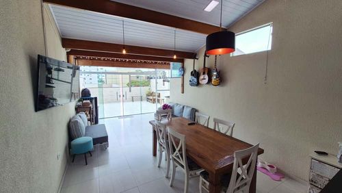 espaço gourmet no piso superior bem arejado com fechamento em vidro para total privacidade