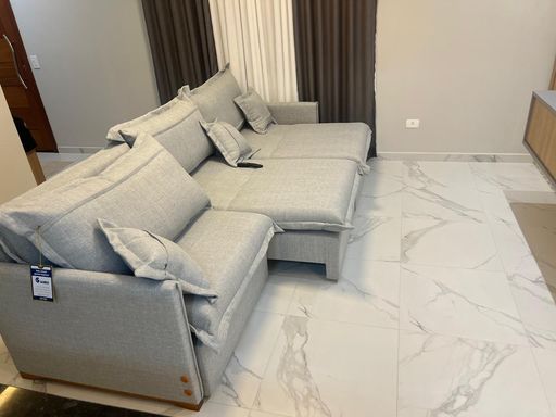 sala em porcelanato com teto rebaixado e sistema de iluminação em LED com total requinte.