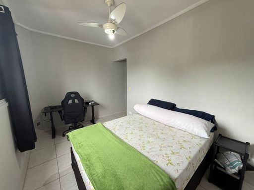 ampla suíte com ventilador de teto