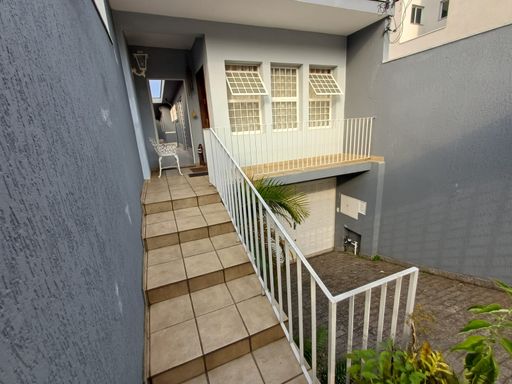 Entrada principal com acesso a garagem com 8 vagas de estacionamento coberta