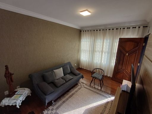 ampla sala arejada com iluminação solar