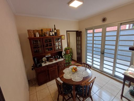sala de jantar com acesso ao quintal externo e a sala