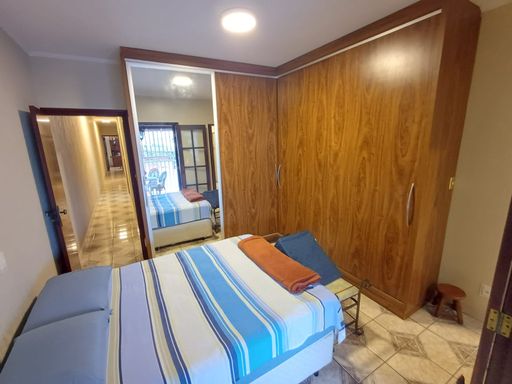 ampla suíte arejada com varanda e armários planejados