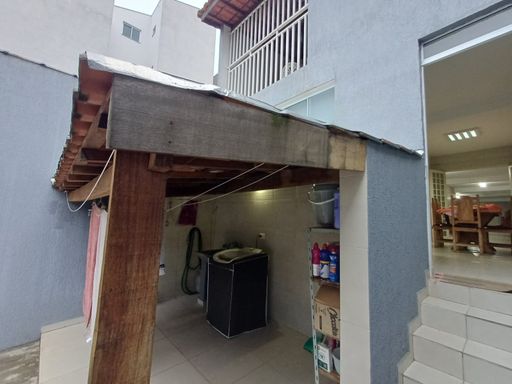 lavanderia externa com acesso ao quintal