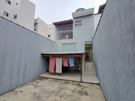 área da lavanderia externa com acesso ao quintal e espaço para instalação de piscina