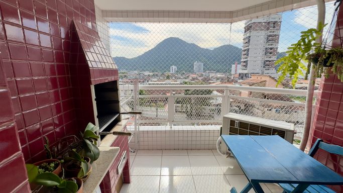 varanda gourmet com churrasqueira a carvão,  vista livre e sol da manhã