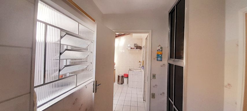 corredor de acesso a área de serviço com um quarto dos fundos