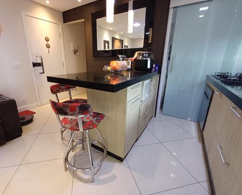 cozinha com acesso a área de serviço com porta de correr em 3 partes de vidro