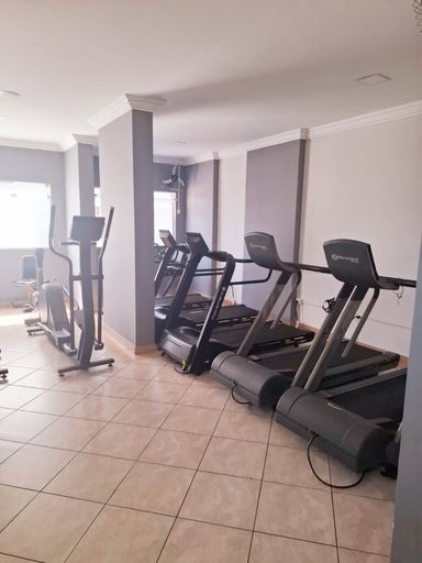 ampla academia bem arejada e equipada