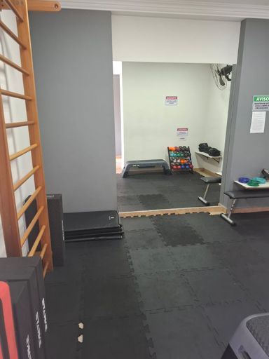 ampla academia bem arejada e equipada