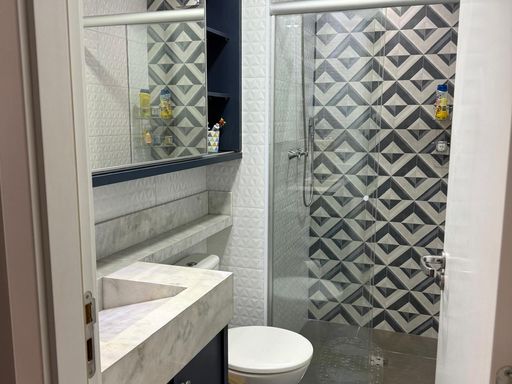 banheiro da suíte 2 clean, com planejado e box de vidro