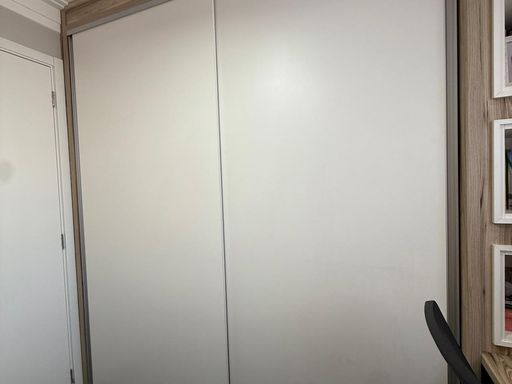 suíte 2 aconchegante com planejado e papel de parede em total harmonia