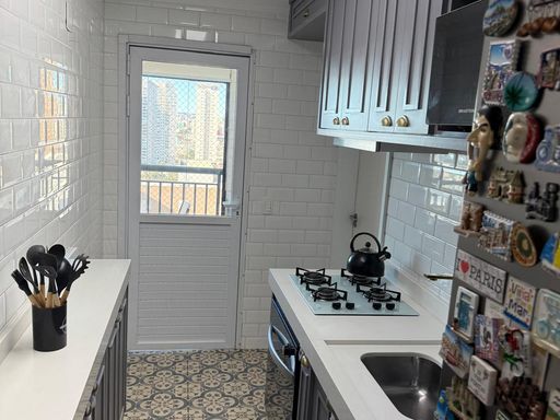 cozinha planejada com móveis de primeiríssima qualidade e acesso a varanda
