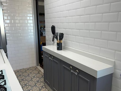 cozinha planejada com móveis de primeiríssima qualidade e acesso a sala 2 ambientes