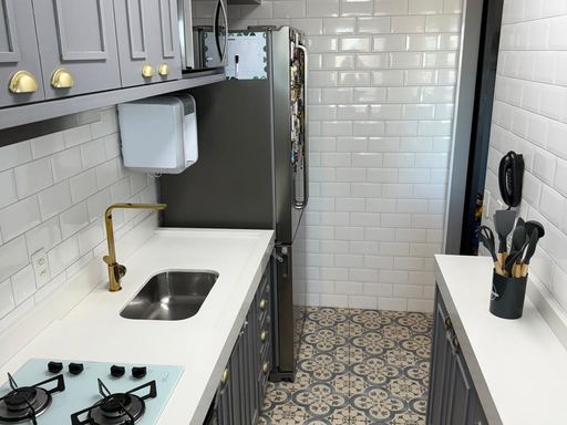 cozinha planejada com móveis de primeiríssima qualidade e acesso a sala 2 ambientes
