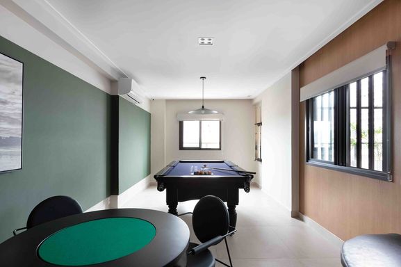 salão de jogos bem arejado