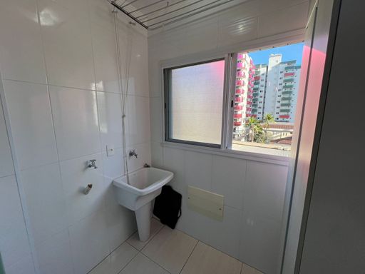 área de serviço bem iluminada e arejada, com armário planejado